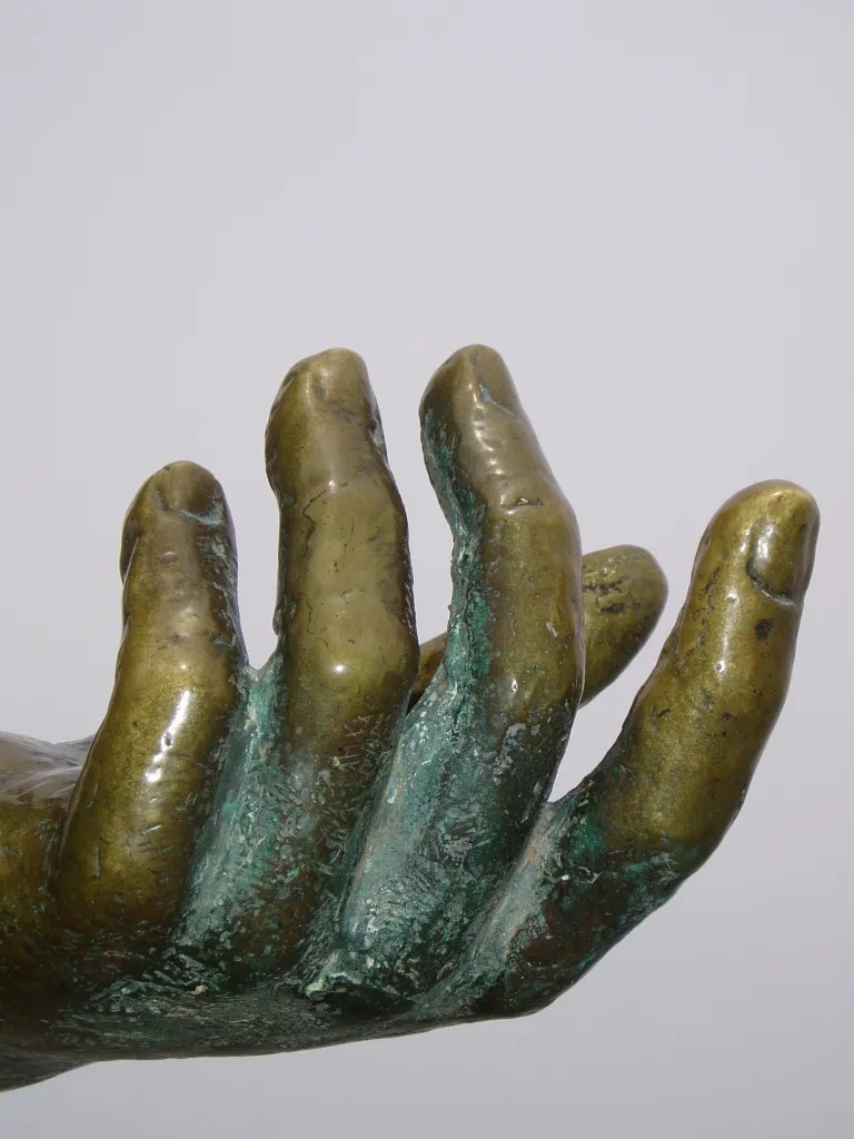 Detail van een bronzen hand